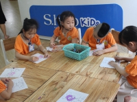 Hình ảnh bé tham quan